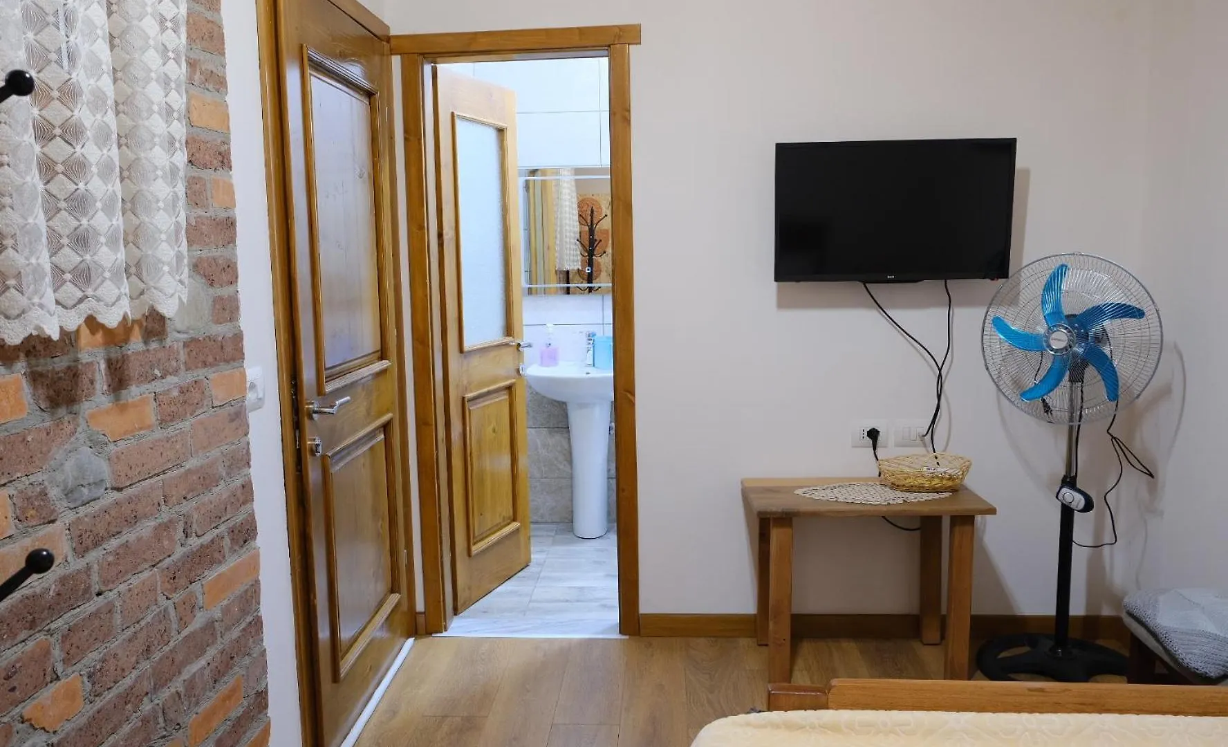 As E Vogel, As E Madhe Hotel Erseke